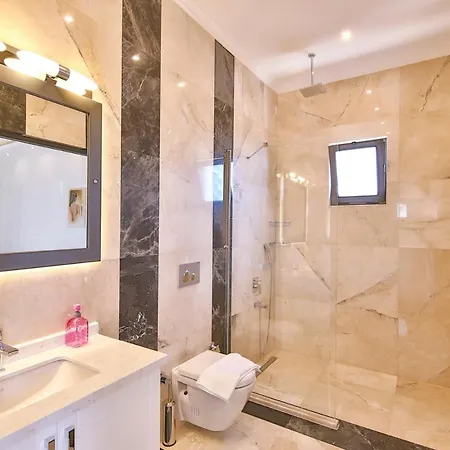Sleeps 2 With Pool Air Con And Wifi * كالكان